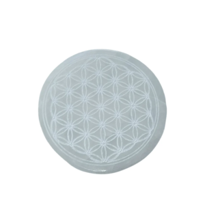 Vista frontal de mini plato de selenita blanca natural de 8cm grabado con la flor de la vida