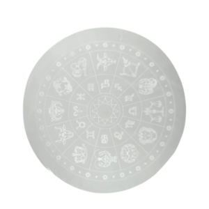 Vista frontal superior de plato de selenita redondo de 10cm con grabado de la rueda del zodiaco y los doce signos zodiacales en El Bazar de Monty