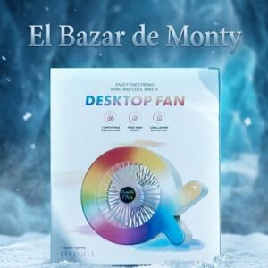 Caja de empaque blanca sobre fondo invernal mostrando el ventilador de escritorio con iluminacion en forma de letra Q con colores de arcoiris