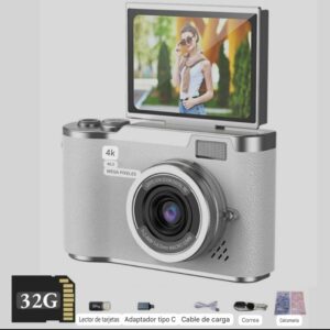 Camara de fotos digital 4k en color blanco con pantalla abatible vertical mostrando accesorios como lector de tarjetas adaptador tipo C cable de carga correa y calcomania