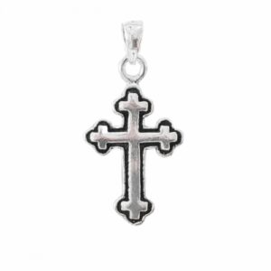 Colgante de cruz bizantina en plata de ley novecientos veinticinco con cruz central lisa en relieve y fondo oxidado oscuro envejecido