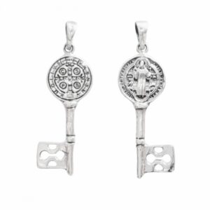 Colgante con forma de llave antigua en plata de ley novecientos veinticinco que muestra la medalla de san benito en relieve envejecido por ambas caras