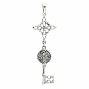 Colgante grande articulado de plata de ley novecientos veinticinco que combina el amuleto del nudo de bruja calado con una llave de la medalla de san benito envejecida