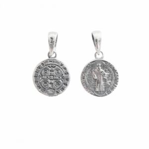 Colgante de medalla redonda de san benito en plata de ley novecientos veinticinco con relieve envejecido oscuro por ambas caras mostrando el santo y la cruz