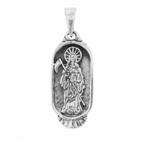 Colgante de la santa muerte en plata de ley novecientos veinticinco medalla ovalada con fondo envejecido oscuro texturizado figura con guadana y balanza
