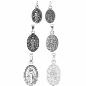 Tres medallas de la Virgen Milagrosa en plata de ley novecientos veinticinco mostrando el lado de la virgen y el reverso de la cruz en tamaños de once, catorce y dieciseis milimetros