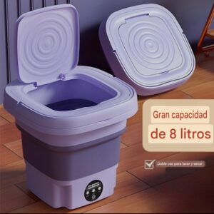 Mini lavadora plegable portatil de color lila abierta y cerrada con un cartel en espanol que indica gran capacidad de 8 litros y doble uso para lavar y secar