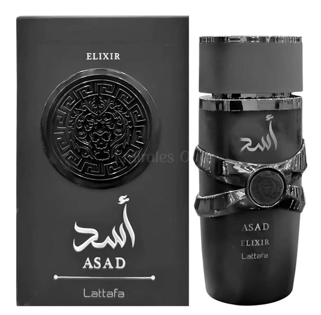 Perfume Árabe Asad Elixir Lattafa 👑 Fotografia real del perfume arabe asad elixir de cien mililitros de la marca lattafa mostrando su frasco negro con detalles metalicos dorados en relieve junto a su caja de lujo