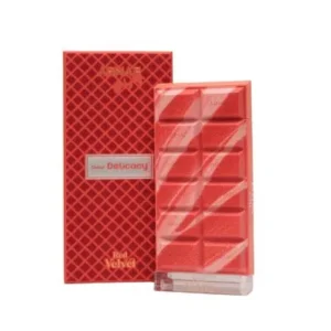 Fotografia real del perfume arabe dubai delicacy red velvet de setenta mililitros de la marca khadlaj mostrando su frasco exclusivo junto a su caja de lujo inspirada en la reposteria de dubai