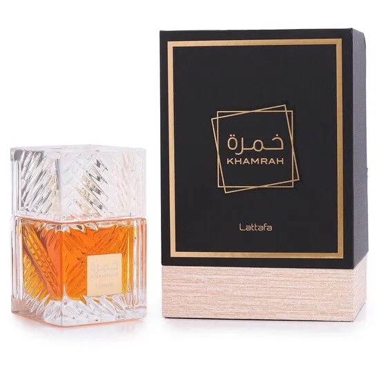 Perfume Árabe Khamrah Lattafa Original 👑 Fotografia real del perfume arabe khamrah de cien mililitros de la marca lattafa mostrando su pesado frasco de cristal tallado sobre su pedestal de exposicion junto a su caja de lujo abierta