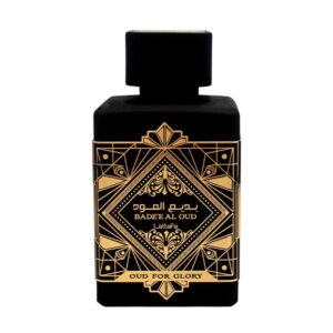 Fotografia real del perfume arabe oud for glory de cien mililitros de la marca lattafa mostrando su frasco negro con grabados dorados misticos junto a su caja de lujo abierta