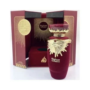Fotografia real del perfume arabe sakeena de cien mililitros de la marca lattafa mostrando su frasco rojo mate con intrincados grabados dorados junto a su caja elegante de lujo