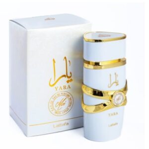 Fotografia real del perfume arabe yara moi de cien mililitros de la marca lattafa mostrando su frasco blanco con detalles dorados arabescos junto a su caja elegante