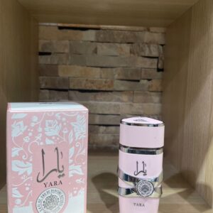 Fotografia real del perfume arabe yara rosa de cien mililitros de la marca lattafa mostrando su mitico frasco rosa pastel con detalles plateados junto a su caja elegante