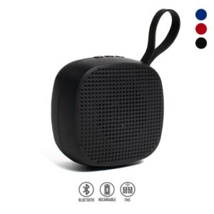 Altavoz inalambrico portatil de color negro de dos pulgadas con asa integrada e iconos inferiores de conexion bluetooth bateria recargable y funcion TWS sobre fondo blanco