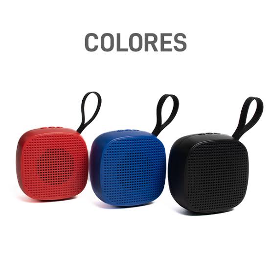 Variedad de Colores Altavoz Portátil Greatnice 🌈 Tres unidades del altavoz inalambrico portatil en colores rojo azul y negro alineados con la palabra colores en la parte superior sobre fondo blanco