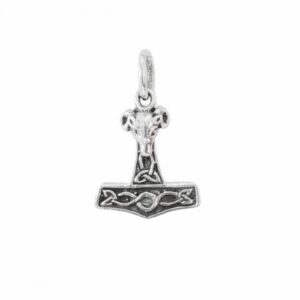 Colgante de plata con diseño de Martillo de Thor (Mjölnir) y detalles nórdicos, medidas 15x12mm, acabado envejecido.
