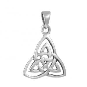 Colgante de plata con diseño de Triketa o nudo celta, medidas 13x13mm, acabado pulido brillante.