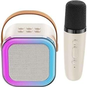 Mini altavoz karaoke portatil con microfono inalámbrico en color beige con asa de mano de cuero y rejilla iluminada con luces de colores degradados sobre fondo blanco