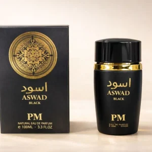 Fotografia real del perfume arabe aswad black de cien mililitros de la marca al wataniah mostrando su frasco exclusivo de diseño oriental negro y oro junto a su caja elegante