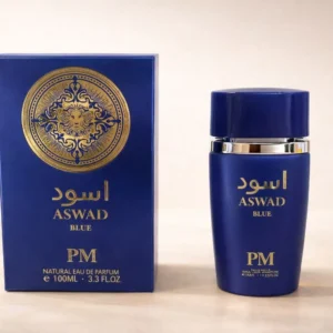 Fotografia real del perfume arabe aswad blue de cien mililitros de la marca al wataniah mostrando su frasco exclusivo de diseño oriental azul y detalles dorados junto a su caja elegante