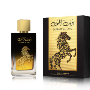 Embalaje oficial y botella de cristal oscuro del perfume arabe jazbaat al layl afaq de cien mililitros exhibiendo el relieve dorado del corcel arabe