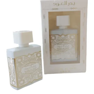 Botella de lujo de diseno imponente del perfume arabe khususi badr al oud grace de cien mililitros mostrando sus detalles dorados y su estuche de gala