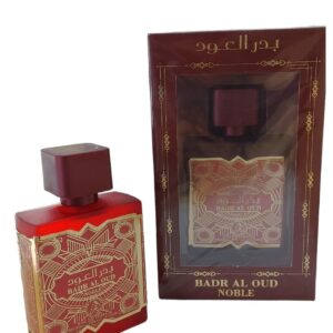 Botella de lujo de diseno imponente del perfume arabe khususi badr al oud noble de cien mililitros mostrando sus relieves plateados y su caja de gala
