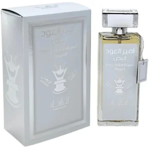 Botella de lujo de diseno imponente del perfume arabe manasik ameer al oud original abiyad de cien mililitros mostrando sus detalles en blanco y plata con su estuche de gala