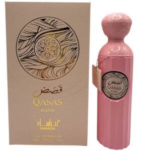 Botella de lujo de diseno exclusivo del perfume arabe manasik qasas blush de cien mililitros mostrando sus detalles rosados y su estuche de gala