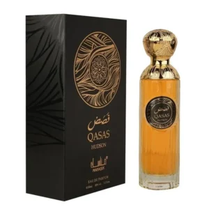 Botella de lujo de diseno imponente del perfume arabe manasik qasas hudson de cien mililitros mostrando sus detalles metalicos y su estuche de gala